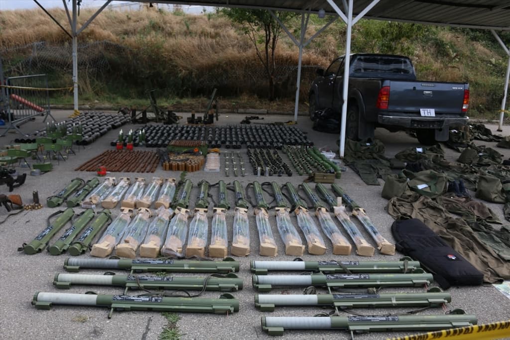 AA-20230925-32239430-32239423-POLICIJA_KOSOVA_POKAZALA_ZAPLIJENJENI_ARSENAL_ORUZJA_DAN_NAKON_NAPADA_U_SELU_BANJSKA.jpg