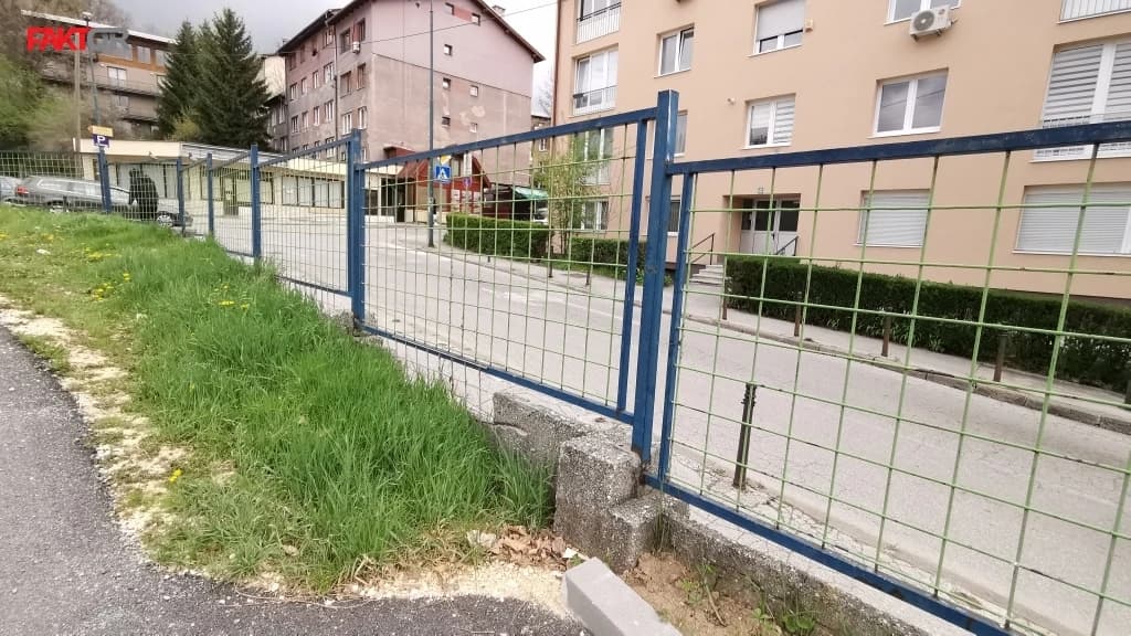 Šiljke na ogradi KCUS-a vidi samo ministar Haris Vranić