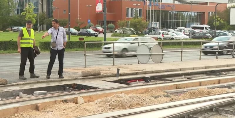Više puta od sinoć stali tramvaji u Sarajevu, radnici GRAS-a kažu da je saobraćaj na novoj pruzi "pušten na silu"
