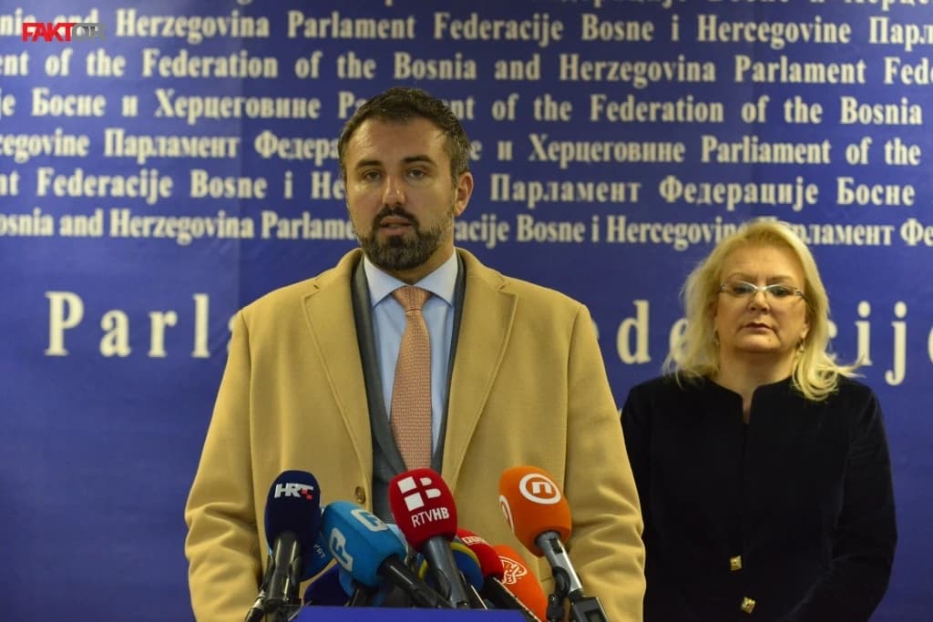 Stojanović i Bradara pozvali Lendu da odredi termin sastanka, žuri im se