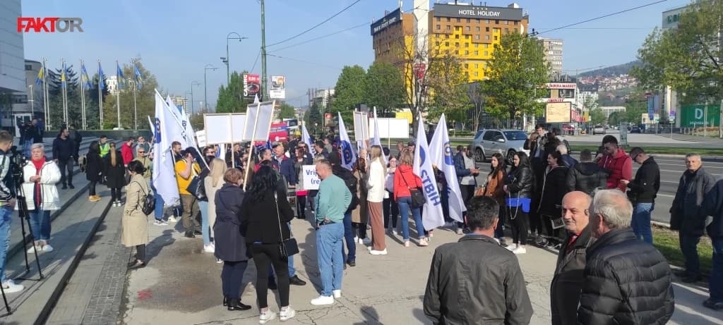 Trgovci ostavili poruke pred institucijama BiH i FBiH: Danas oni ne rade, a mi ih pitamo...
