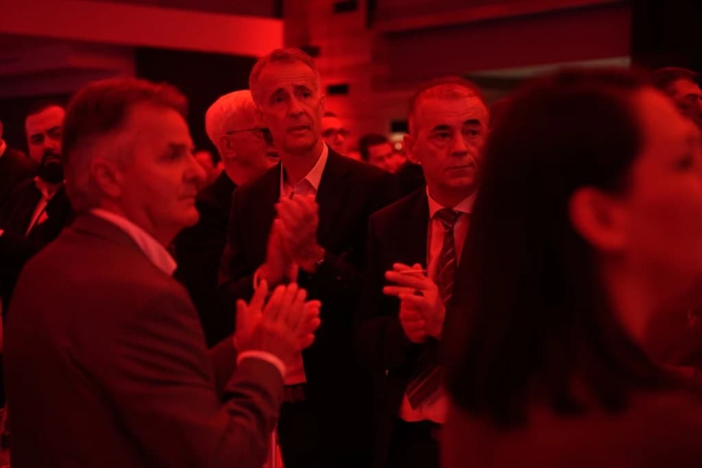 Svečano u Mostaru: Crvena noć okupila velikane Veleža