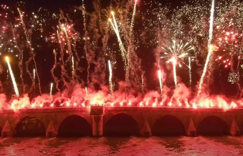 Navijači Crvene zvezde na višegradskoj ćupriji slavili neustavni dan RS-a skandirajući Mladiću