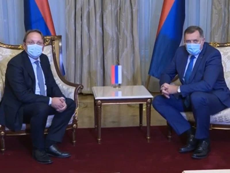 Otkriven Sattlerov izvještaj: Dodik s Varhelyijem dogovorio sjednicu NSRS-a o prijenosu nadležnosti