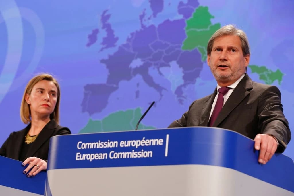 Mogherini i Hahn: Tragedija Srebrenice nas još proganja