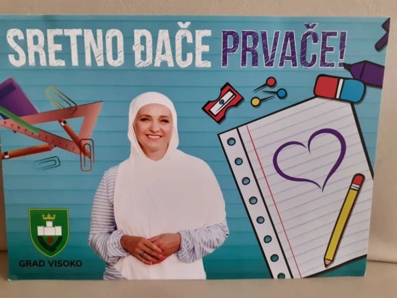 Gradonačelnica Babić podijelila školski pribor prvačićima, na rasporedima njena fotografija