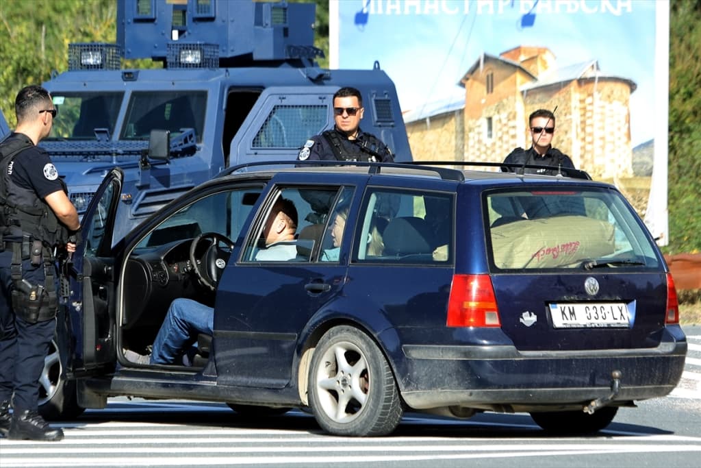 AA-20230926-32243769-32243768-KONTROLA_PUTEVA_NA_SJEVERU_KOSOVA_MJESTANE_PROPUSTAJU_UZ_PROVJERU_LICNIH_DOKUMENATA.jpg