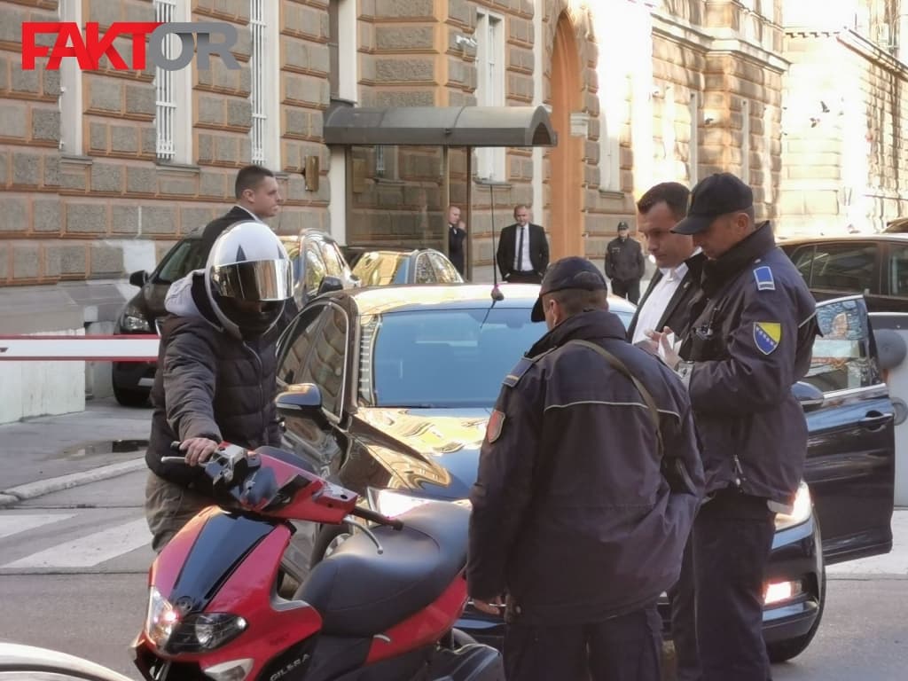 Motociklist udario u službeni "passat", Predsjedništvo BiH