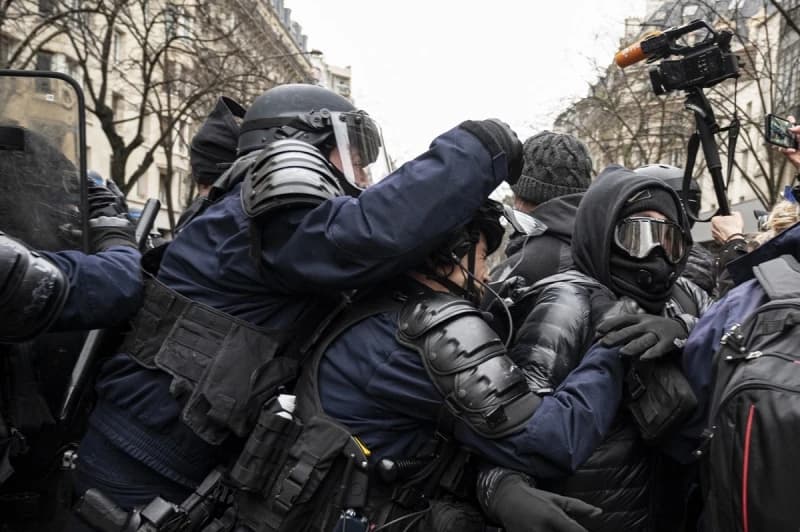 Sukobi s policijom u Parizu