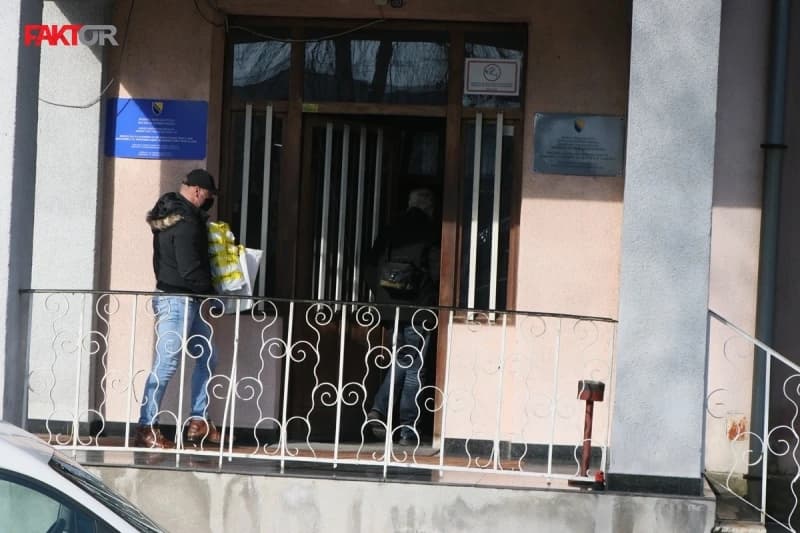 Službenici UIOBiH osumnjičeni za reketiranje trgovaca na "Arizoni" pušteni na slobodu, SIPA i jučer pretresala