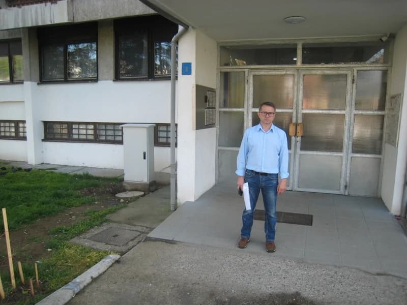 Muhamed Mehmedović ispred zgrade "Kula F" (Ormarić Telemacha odmah pored)