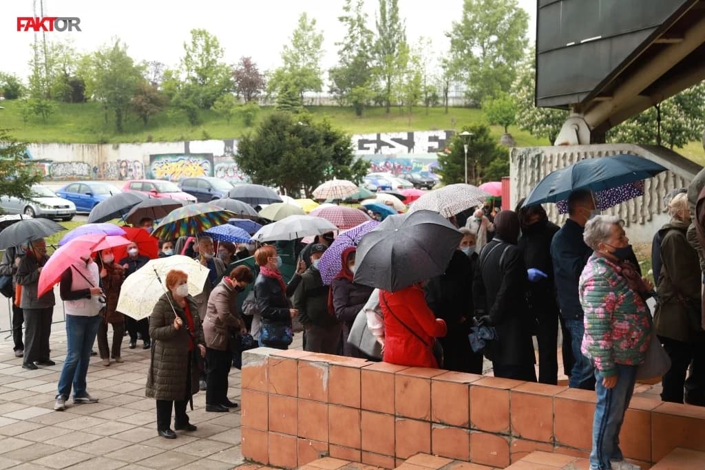 Građani jutros čekaju na kiši pred Zetrom, sinoć vraćeni kućama: Hoće li danas dobiti vakcine