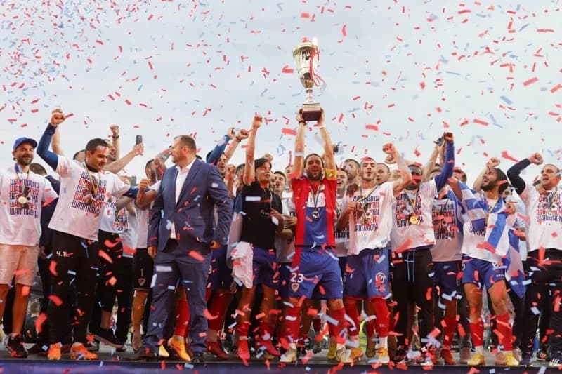 Skandalozno: Predsjednik FSBiH uz "Marš na Drinu" uručivao medalje igračima Borca