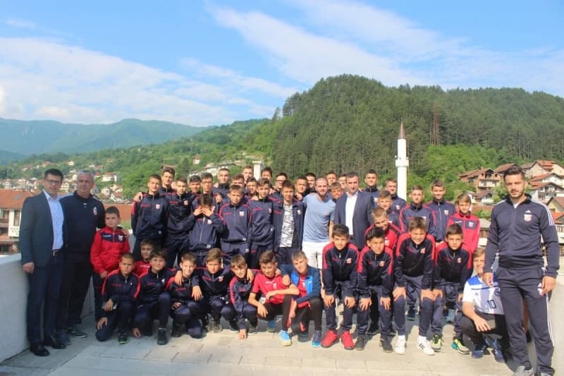 Miralem Pjanić u Konjicu obradovao mališane Igmana