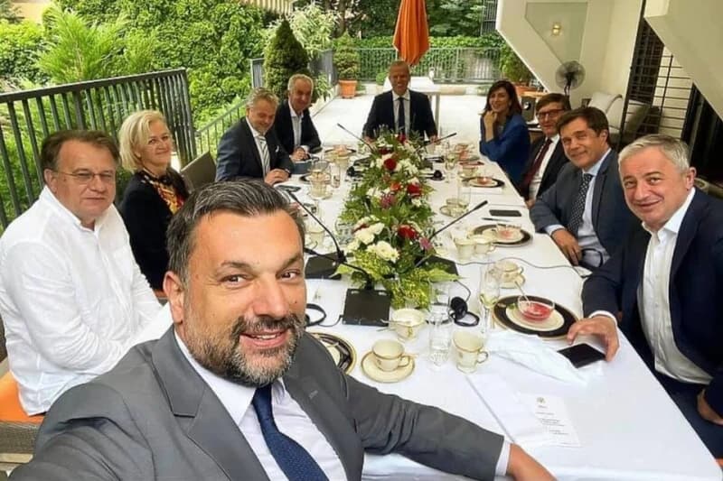 SDP i Naša stranka tražili da ih uključe u pregovore, a sada im to smeta, Konaković došao zbog selfieja