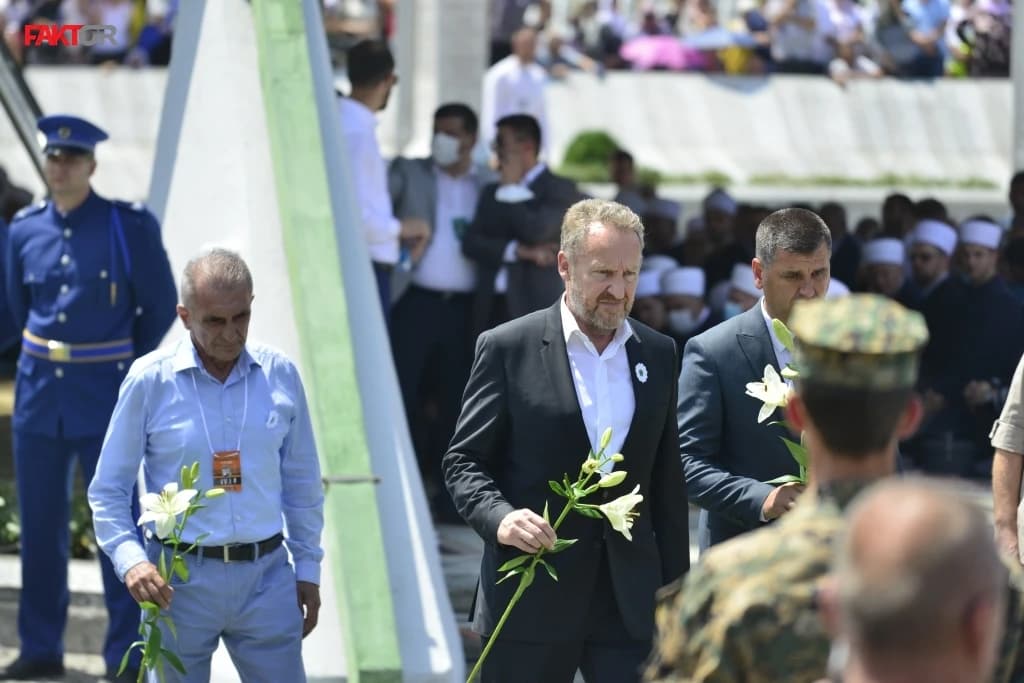 Brojne delegacije položile cvijeće i odale počast žrtvama genocida