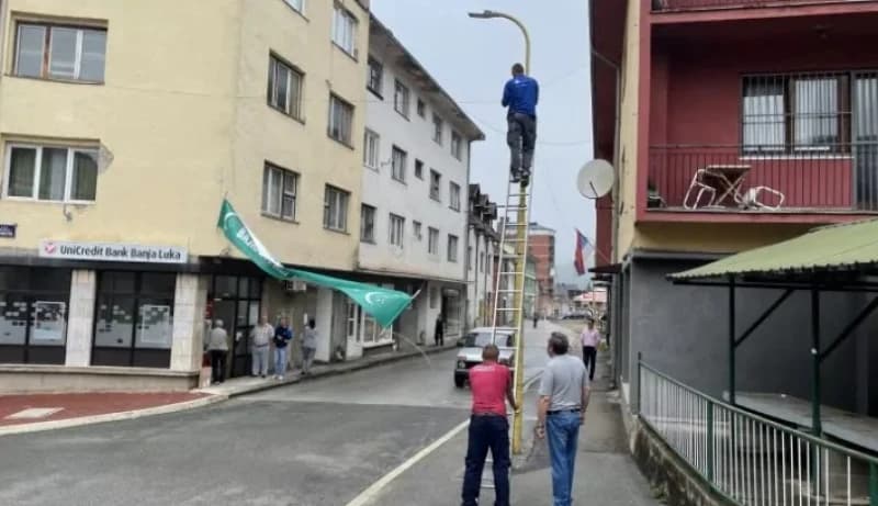 Načelnik Grujičić naredio da se ukloni baner sa bajramskom čestitkom iz centra Srebrenice