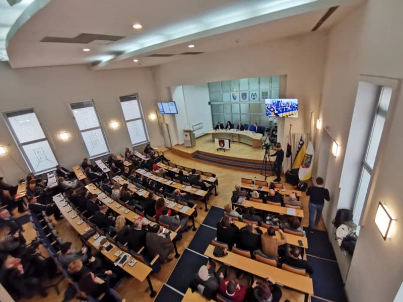 Skupština KS odlučila: I dalje dozvoljeno mijenjati statute preduzeća kako bi se zapošljavali podobni