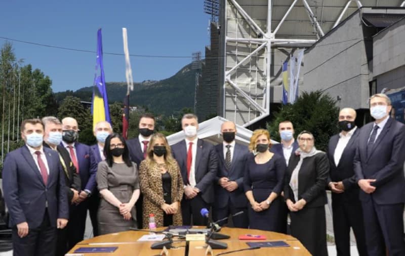 Je li Vlada KS "emotivno vezana za Pfizer": Vakcine, navodno, primili u svojim kabinetima