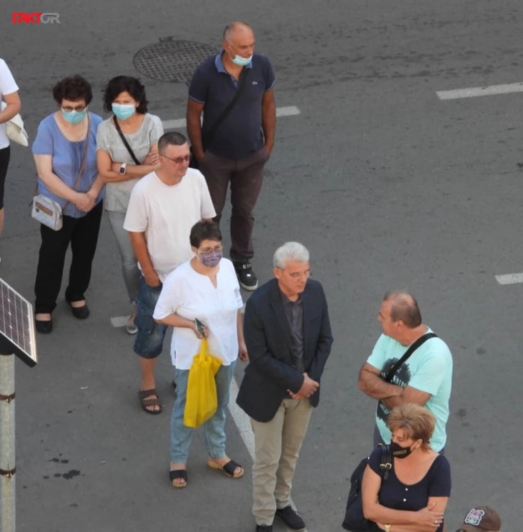 Šefik Džaferović jutros zajedno sa građanima u redu za revakcinaciju u Zenici