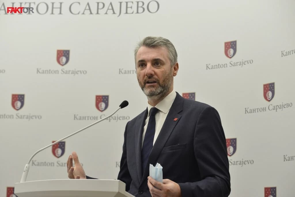 Forto žali samo što se nisu slikali kad su primili Pfizer, opet obmanjuje javnost u vezi s onkološkim pacijentima