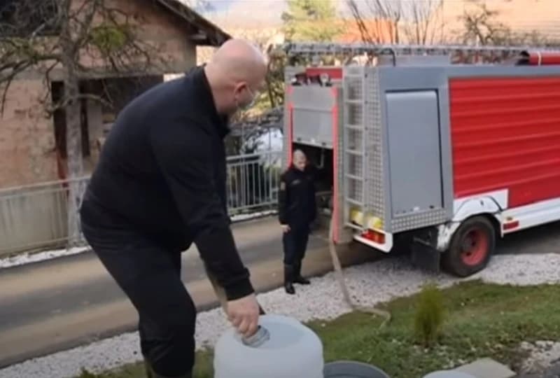Građani u Istočnom Sarajevu sipaju vodu