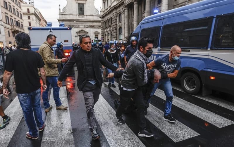 Policija intervenirala na protestima u Rimu