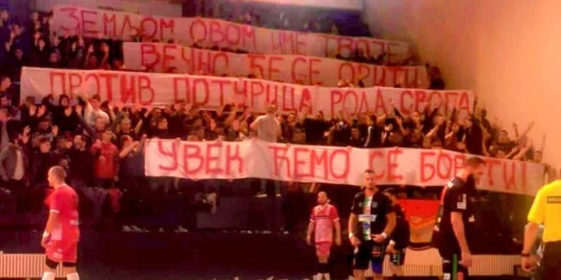 Fašizam na djelu: Navijači Crvene zvezde veličali zločinca Ratka Mladića i vrijeđali Novopazarce