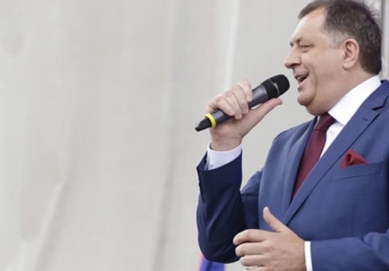 Milorad Dodik sa mikrofonom 