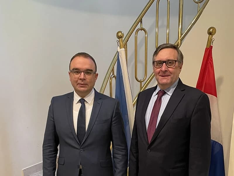 Ambasador u Zagrebu bez znanja MVPBiH razgovarao s Palmerom, poderana zastava još na jarbolu u SAD-u