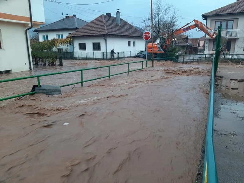 Moguća i klizišta: Meteorolozi izdali crveno upozorenje za olujni vjetar i obilne padavine