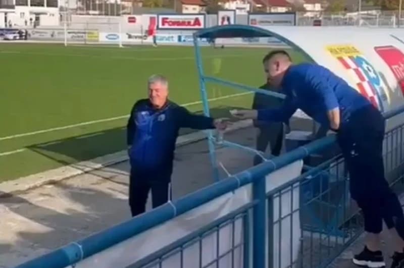 Urnebesna scena: Navijač tokom utakmice tražio 10 KM od Musemića, oduševila reakcija trenera
