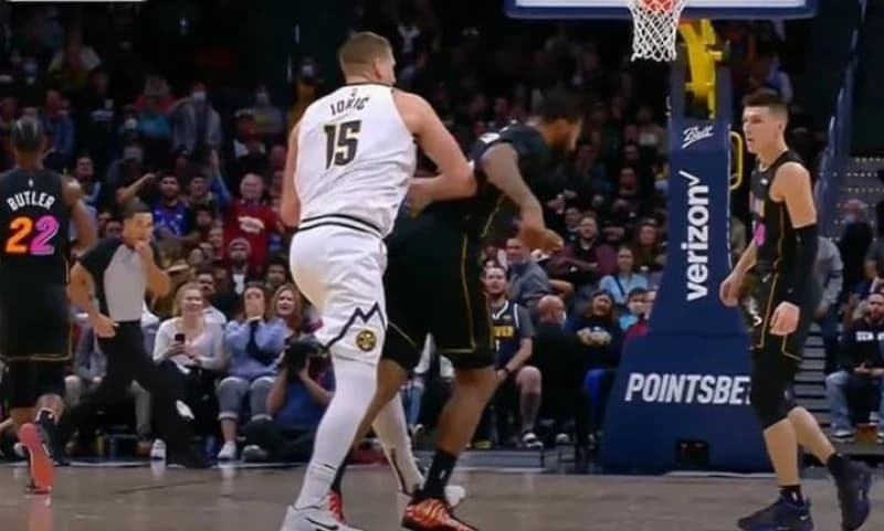 Mučki, s leđa: Nikola Jokić nokautirao Morrisa, prijeti mu žestoka kazna