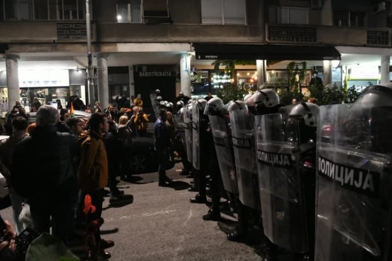 Napeto u Beogradu: Kordon policije čuvar mural Ratka Mladića