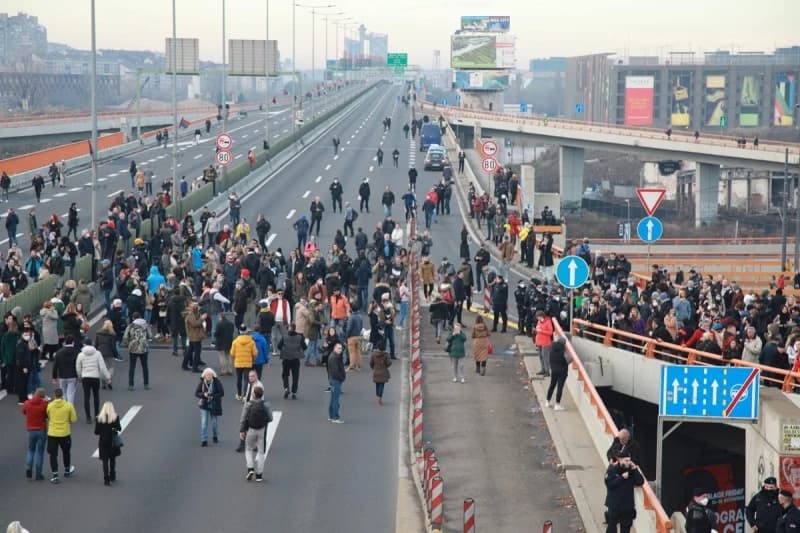 Blokada mosta u Novom Sadu