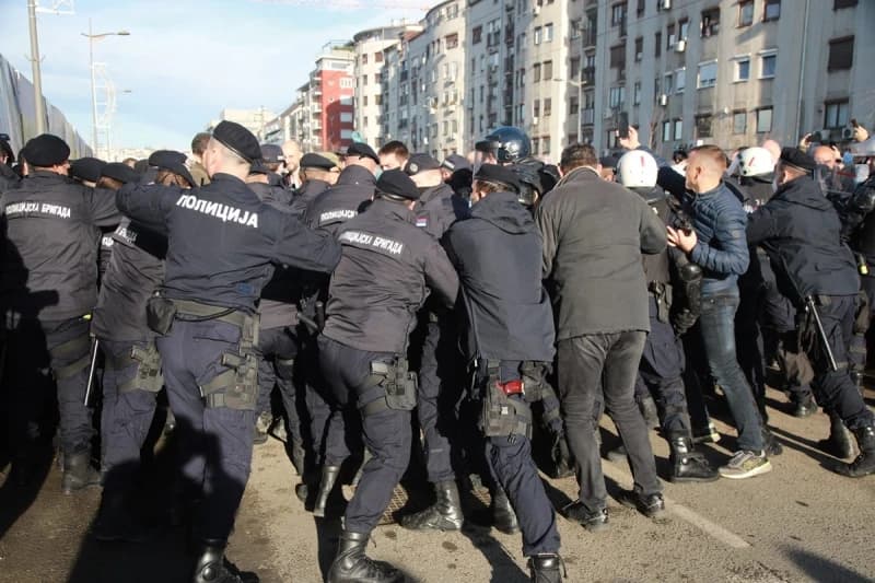 Srbiju danas očekuju masovni protesti i blokade saobraćajnica u više od 50 gradova