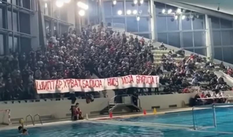 Skandal: Navijači Crvene zvezde opet veličali ratnog zločinca Ratka Mladića