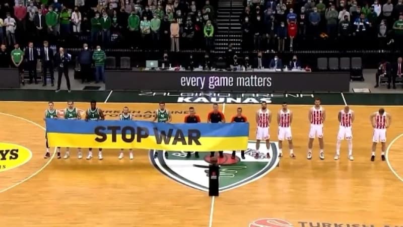 Igrači Zvezde odbili držati transparent koji poziva na kraj rata, izviždani u dvorani