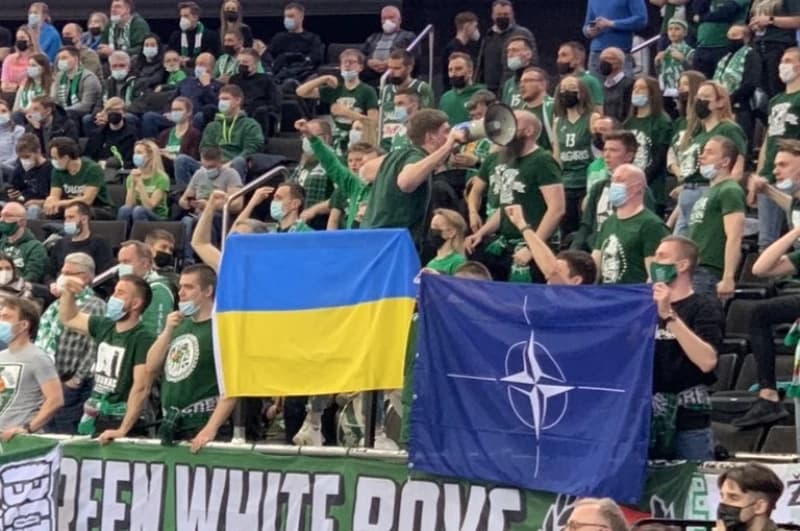 Reakcija navijača Žalgirisa: NATO zastava, podržavate rat, gonite se, Srbi