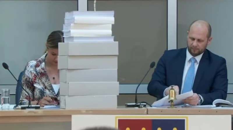 Neustavna Vlada KS, upitna ustavnost odluka u Skupštini, a "Trojka" izvodi performans sa papirima