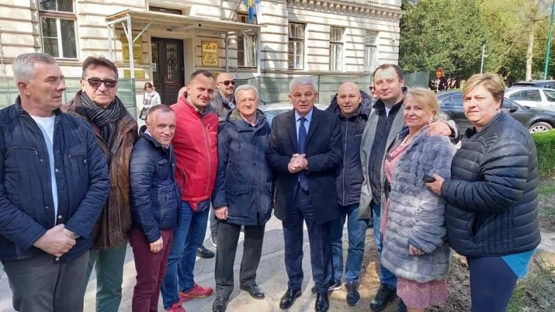 Zdravstveni radnici i dalje ispred zgrade Vlade KS, posjetili ih Šefik Džaferović i Sebija Izetbegović
