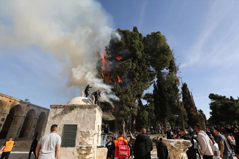 Izraelska policija upala u Al-Aksu nakon sabah-namaza, povrijeđen 31 Palestinac