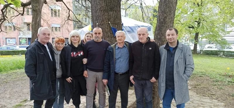Napeto ispred zgrade Vlade KS: Radnici u zdravstvu još čekaju Fortin potpis