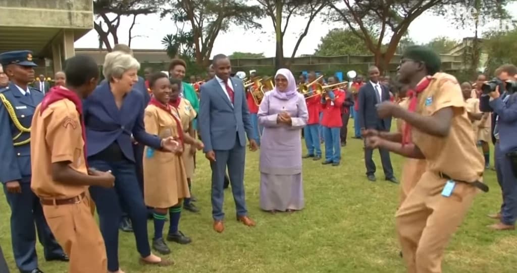 Theresa May pleše sa izviđačima u Nairobiju