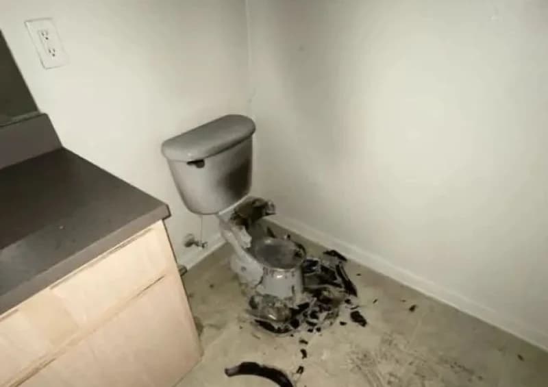 Uništen toalet
