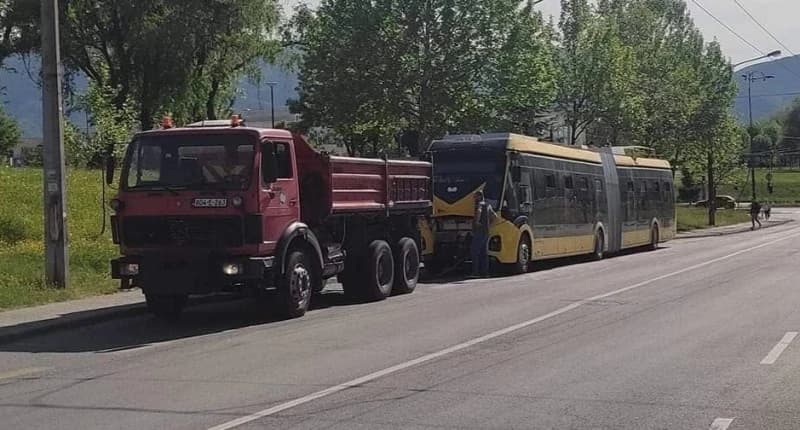 Nove trolejbuse koje je kupila Fortina Vlada šlepa kamion