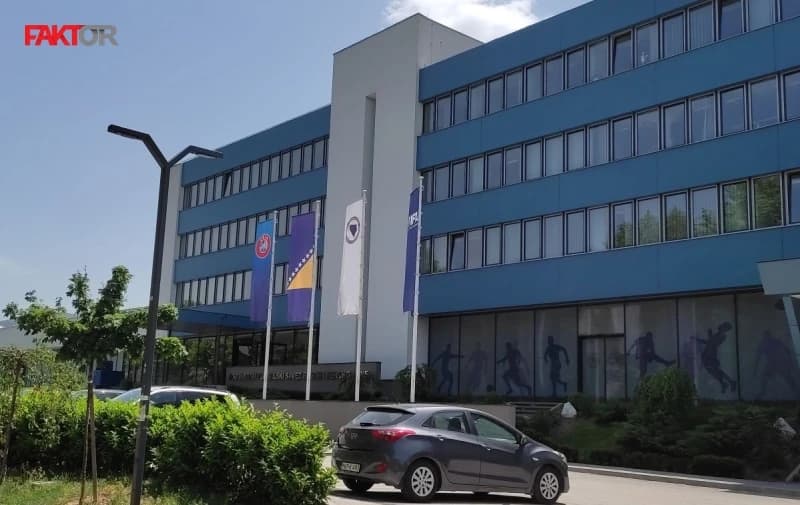 Državna zastava ispred FSBiH postavljena naopako i nepropisno