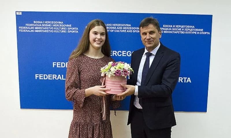 Premijer Novalić čestitao Lani Pudar, pozvao da se ubrza izgradnja bazena u Mostaru