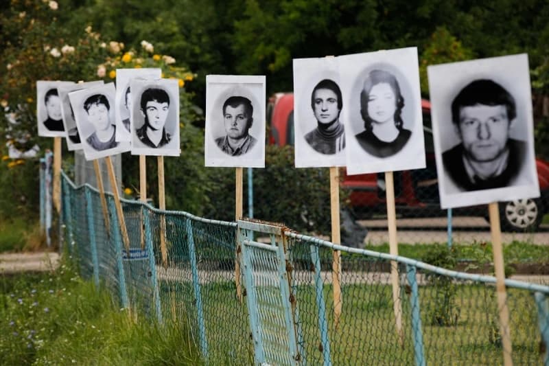 Policija naredila uklanjanje fotografija poginulih Srba s puta prema Potočarima, mještani ih stavili na ograde