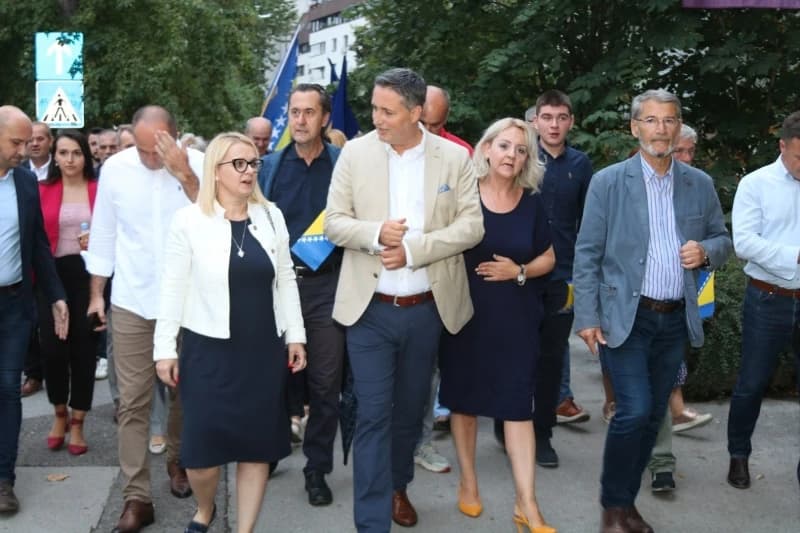 Bećirović kao maskota koalicije koja podržava "legitimno predstavljanje": Tako je Elzina rekla, partneri nisu porekli